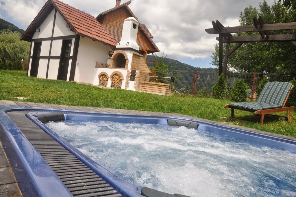Jacuzzi exterior